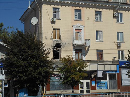 Луганськ зруйнований. Фото. 21.09.2014. Станом на ранок 21 вересня в Луганську спокійно. Ніч пройшла тихо. В місті ще зберігаються проблеми зі зв'язком, електроенергією, водою.