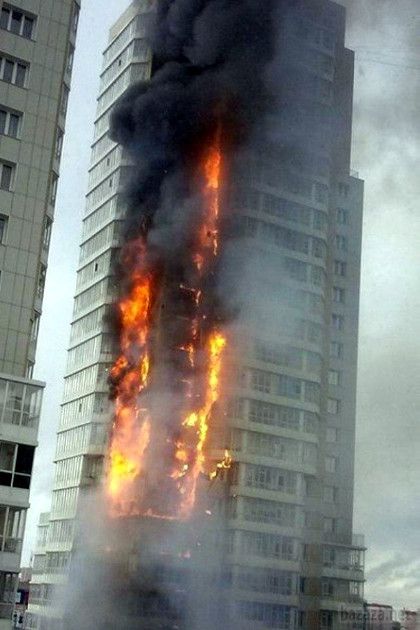 У Красноярську горить 25-поверховий житловий будинок (ВІДЕО). Жителі російського Красноярська шоковані величезних за масштабами пожежею, яка сталася у 25-поверховому житловому будинку на вулиці Шахтарів, 40. Будівля горить практично повністю. 