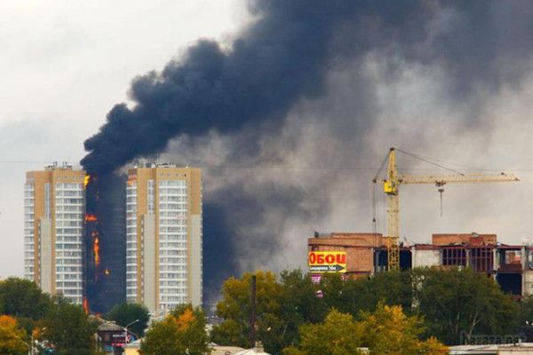 У Красноярську горить 25-поверховий житловий будинок (ВІДЕО). Жителі російського Красноярська шоковані величезних за масштабами пожежею, яка сталася у 25-поверховому житловому будинку на вулиці Шахтарів, 40. Будівля горить практично повністю. 
