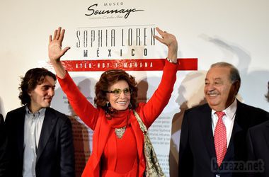 Актриса Софі Лорен не змогла стримати сліз на відкритті виставки в свою честь. На честь дня народження актриси в Мехіко відкрили спеціальну виставку, де відвідувачі зможуть побачити найвідоміші наряди і нагороди італійської зірки