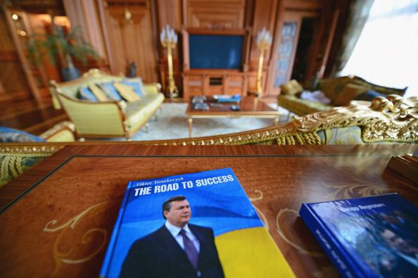 Що дізналися про побут Януковича активісти, і як розслідуються розкрадання колишніх чиновників. Результатів розслідування масштабних розкрадань досі немає.  А активісти за цей час встигли з'ясувати про Януковича практично все: починаючи від вартості люстр в Межигір'ї, закінчуючи службовими записками про те, "чому Полкан не гавкав"