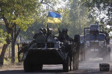 Українські військові обороняються і готують майданчики для відведення техніки – РНБО. Екс-глава РНБО Андрій Парубій висловив побоювання, що проросійські бойовики використають відведення української військової техніки в зоні АТО і вдадуться до атаки.