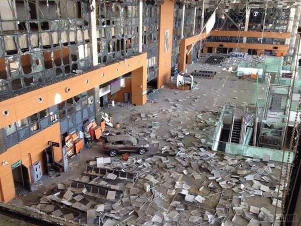 Аеропорт Донецька, нові руйнування (фото). У соціальних мережах з'явилися нові фотографії руйнувань Донецького аеропорту. Бої за цей важливий стратегічний об'єкт досі тривають.