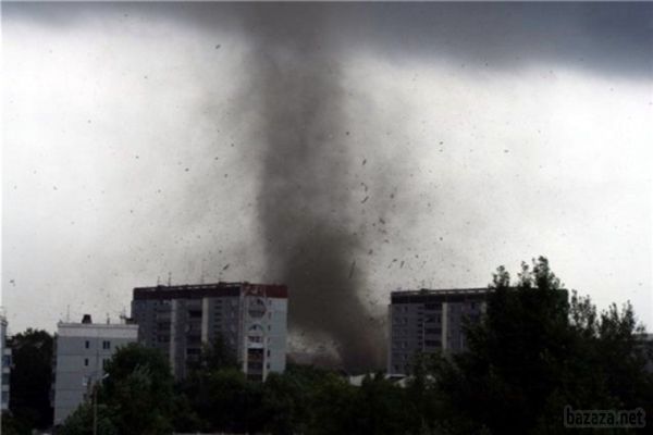 На Рівненщині величезна воронка смерчу знесла дахи з будинків та викорчувала дерева. На околиці міста Костополя, що на Рівненщині ввечері, 22 вересня, місцеві жителі стали свідками появи смерчу.
