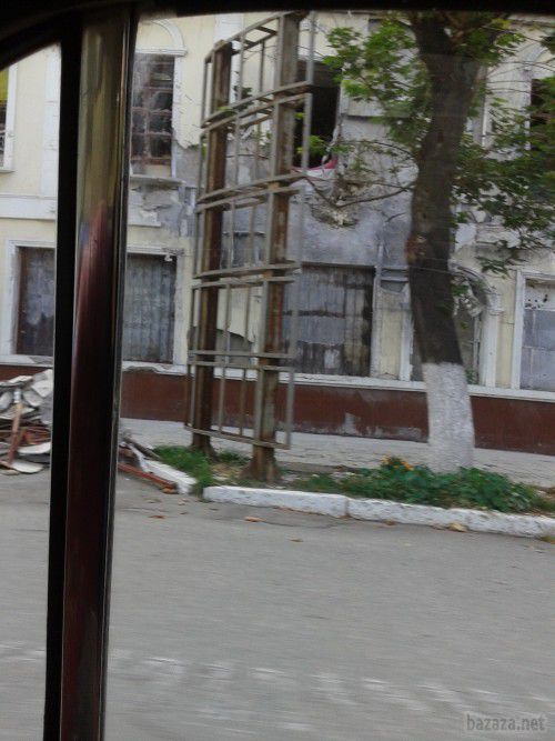 Луганськ зруйнований. Відео. 23.09.2014. Станом на ранок 23 вересня в Луганську спокійно. Ніч пройшла тихо. В місті ще зберігаються проблеми зі зв'язком, електроенергією, водою. Газ є. 