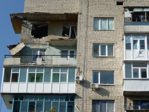 Луганськ зруйнований. Відео. 23.09.2014. Станом на ранок 23 вересня в Луганську спокійно. Ніч пройшла тихо. В місті ще зберігаються проблеми зі зв'язком, електроенергією, водою. Газ є. 