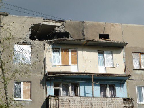 Луганськ зруйнований. Відео. 23.09.2014. Станом на ранок 23 вересня в Луганську спокійно. Ніч пройшла тихо. В місті ще зберігаються проблеми зі зв'язком, електроенергією, водою. Газ є. 