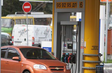 Українські автомобілісти відмовляються від дорогого бензину. Падіння попиту на нафтопродукти в Україні побило всі антирекорди.