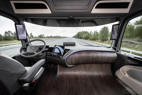 Mercedes-Benz представила безпілотну вантажівку майбутнього (відео). Компанія Mercedes-Benz розповіла, як буде виглядати майбутнє автомобільних вантажоперевезень. Під час виставки комерційного транспорту в Ганновері, представлений перший у світі концепт самоврядного вантажівки - Future Truck 2025, який вже навіть встигли випробувати на трасі А14 поруч з Магдебургом.