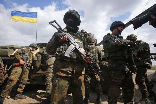 Порошенко натякнув добровольцям на "відповідальність" за незаконні дії. При цьому президент "не бачить" в Україні приватної армії Коломойського.