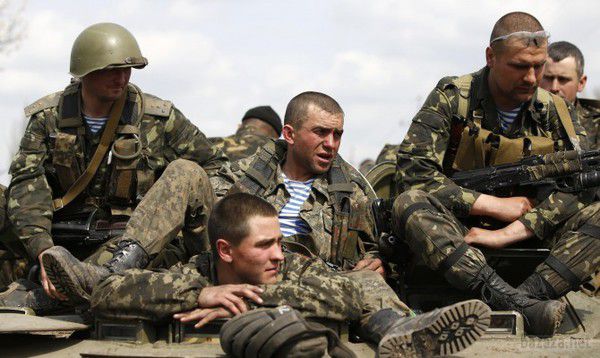 Непотріб для фронту. У чому воюють солдати на Донбасі. Відео. З початку війни на сході добровольці фактично надягають армію у натівський секонд-хенд і купують для бійців на передовій якісні каски. 