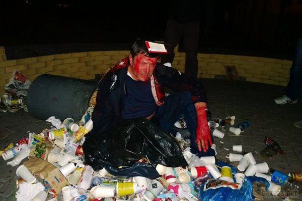 Нардепа Пилипишина кинули у смітник. Громадські активісти кинули у смітник і облили червоною фарбою київського нардепа-мажоритарника Віктора Пилипишина. Фото політика публікують на сторінках в соціальних мережах.