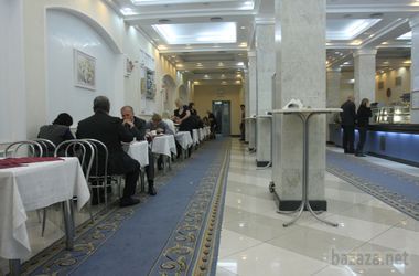 Їдальні влади: де і чим обідають українські чиновники. У будівлі Верховної Ради є тільки одна " офіційна " їдальня. Але існує ще два місця, де депутати можуть харчуватися: дзеркальний зал у підвалі і камінний на другому поверсі.