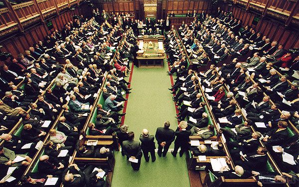 Британський парламент проголосував за авіаудари по "Ісламській державі" в Іраку. Дебати тривали сім годин, у підсумку за участь Сполученого Королівства в операції проголосували 524 депутата, проти - 43.