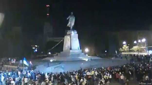 У Харкові знесли пам'ятник Леніну (відео).  Активісти самовільно демонтували пам'ятник Леніну на площі Свободи в Харкові.