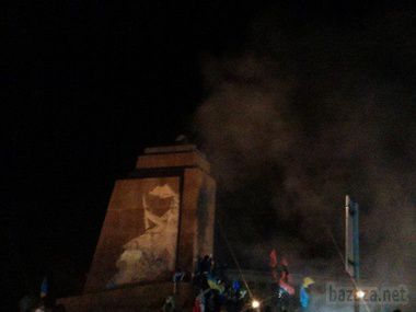 Аваков: Ленін? Нехай падає, лише б люди не постраждали. Міністр внутрішніх справ повідомив, що дав команду міліції не заважати процесу демонтажу пам'ятника Леніну у Харкові.
