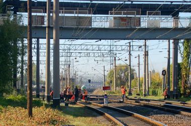 Подробиці вибуху на залізниці в Одесі. У Суворовському районі Одеси сьогодні підірвали залізничне полотно, неподалік від Ярмаркової площі на Пересипі.