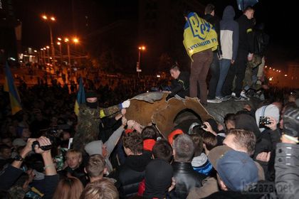 У Харкові розігнали прихильників відновлення пам'ятника Леніну. Сутички між противниками знесення пам'ятника Леніну і футбольними фанатами відбулися увечері в понеділок, 29 вересня, в центрі Харкова.