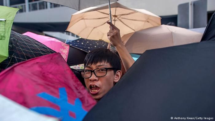 Демонстранти в Гонконгу оголосили уряду ультиматум. Студенти та учасники руху Occupy Central у Гонконгу зводять барикади і готуються до можливих зачисток. Якщо уряд до 1 жовтня не почне виконувати вимоги демонстрантів, вони погрожують розширити протести.