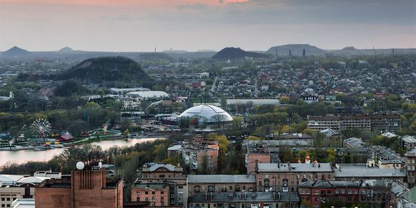 Обстановка в Донецьку і області (30.09.14). Ніч з 29 на 30 вересня в Донецьку пройшла відносно спокійно. У місті зберігається напружена обстановка. Залпи гармат не замовкали всю ніч.