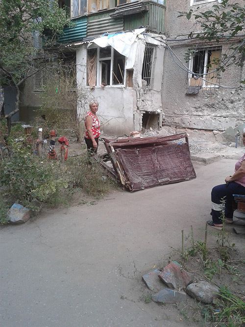 Луганськ зруйнований. Фото. 30.09.2014. Станом на ранок 30 вересня в Луганську спокійно. У Луганську зберігаються проблеми з водою та електрикою. 