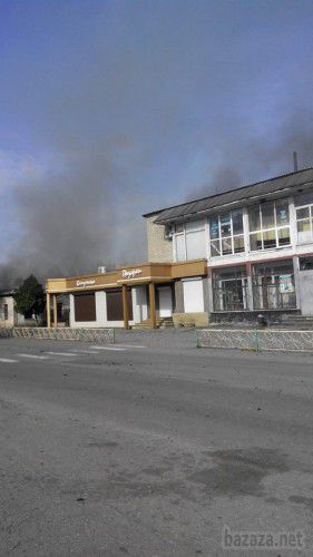 З «Градів» обстріляли Попасну. Є жертви (фото). Близько 9:30 терористи почали обстріл міста Попасна. Задіяна РСЗВ «Град». В результаті влучень снарядів згоріла друкарня, горять гаражі станції швидкої медичної допомоги. 