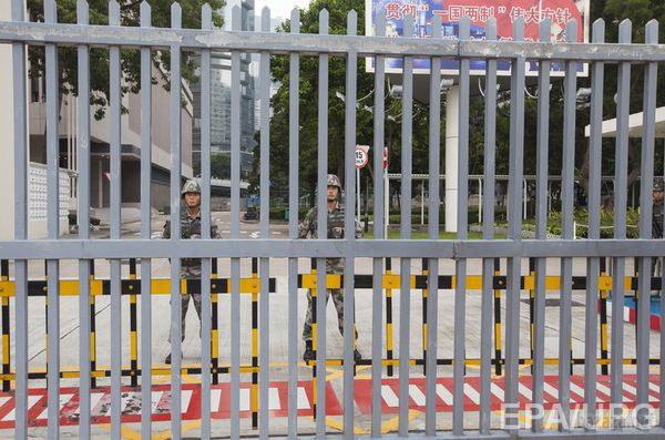 Як в Гонконзі будували барикади. Фоторепортаж. Протестувальники п'ятий день почали споруджуванням барикади і запасами водою і продуктами.