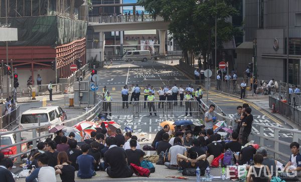 Як в Гонконзі будували барикади. Фоторепортаж. Протестувальники п'ятий день почали споруджуванням барикади і запасами водою і продуктами.