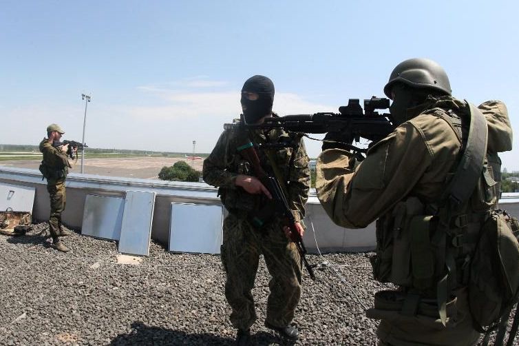 Бойовики воюють між собою за трасу Дебальцеве - Антрацит. У Донбасі тривають бойові зіткнення за контроль ділянки траси М-03 Дебальцеве - Антрацит. Про це повідомляє інформаційно-аналітичний центр РНБО.