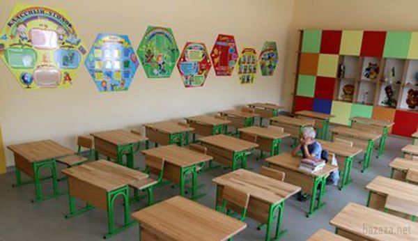 Батьки не ведуть дітей до школи в Донецьку в перший навчальний день. Найбільше занепокоєння у жителів Донецька викликає початок навчального року сьогодні. Багато батьків не відпустили своїх дітей у школи. 