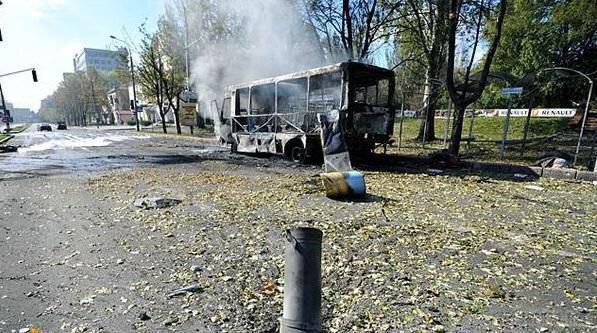 Донецьк обстріляли з «Граду». Снаряди потрапили в зупинку і школу - загинули 10 осіб. Сьогодні вранці о 10.00 в Київському районі Донецька «ДНР» з системи залпового вогню обстріляли загальноосвітню школу № 58, розташовану по вулиці Яснополянській, 5. Про це повідомляє прес-служба Донецької ОДА.