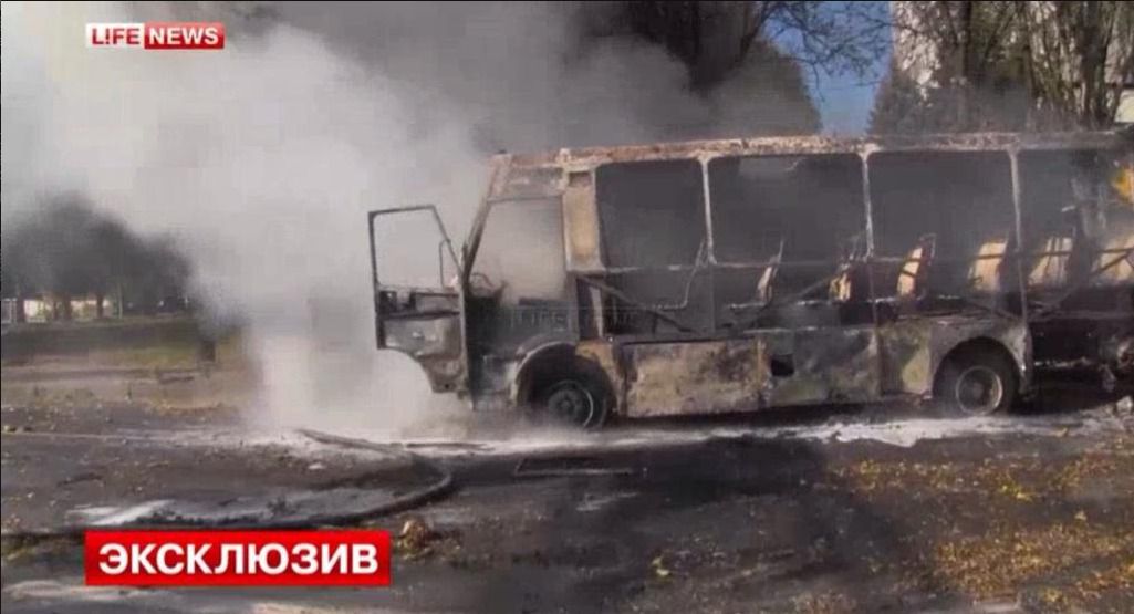 Донецьк обстріляли з «Граду». Снаряди потрапили в зупинку і школу - загинули 10 осіб. Сьогодні вранці о 10.00 в Київському районі Донецька «ДНР» з системи залпового вогню обстріляли загальноосвітню школу № 58, розташовану по вулиці Яснополянській, 5. Про це повідомляє прес-служба Донецької ОДА.