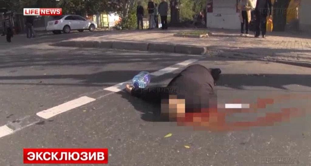 Донецьк обстріляли з «Граду». Снаряди потрапили в зупинку і школу - загинули 10 осіб. Сьогодні вранці о 10.00 в Київському районі Донецька «ДНР» з системи залпового вогню обстріляли загальноосвітню школу № 58, розташовану по вулиці Яснополянській, 5. Про це повідомляє прес-служба Донецької ОДА.