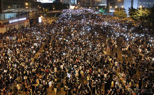 Гонконгський "Майдан" освистав гімн КНР і погрожує владі захопленням будівель(відео). Лідери опозиції вирішили піти на загострення ситуації.