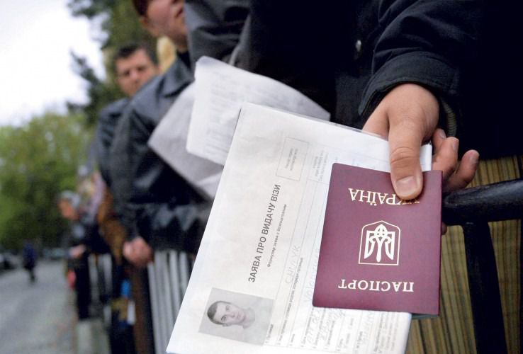 Обережні друзі. Як європейські консульства посилили візові перевірки українців. Побоюючись потоку біженців, європейські консульства більш ретельно перевіряють документи українців