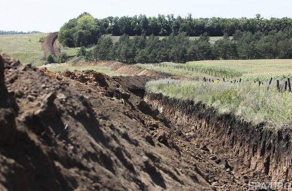 Харківські депутати прийняли спрощену програму оборони регіону. Позачергова сесія Харківської облради затвердила програму зміцнення територіальної оборони регіону на 2014-2015 роки.