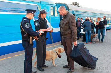 В Одесі пасажирів поїзда з Луганська зустрічали з автоматами і собаками-шукачами. В Одесу вчора після майже півторамісячної перерви приїхав перший поїзд з Луганська, а його пасажирів зустрічали міліціонери-транспортники з автоматами і службовими собаками.