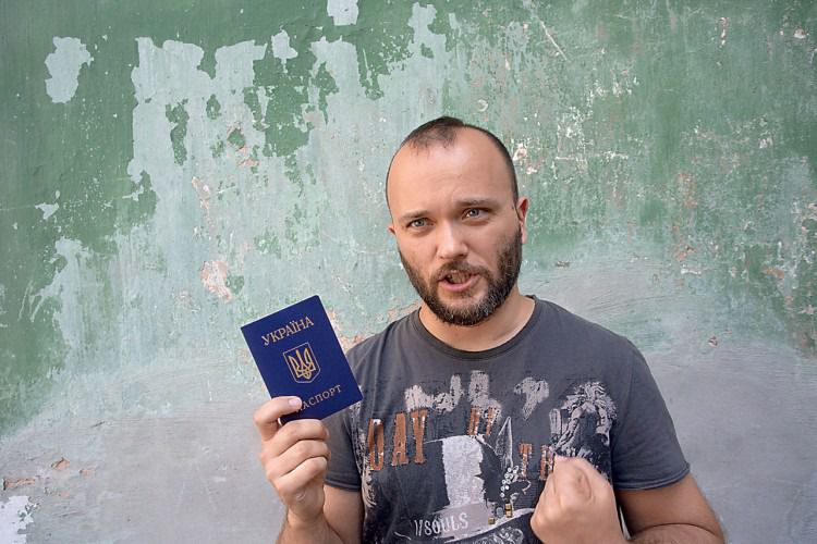 Люди без паспорта. Як переселенці і бійці АТО проходять випробування бюрократією. Поранені бійці української армії і переселенці зі сходу проходять наступний круг пекла в глибокому тилу - відновлюючи згорілі документи
