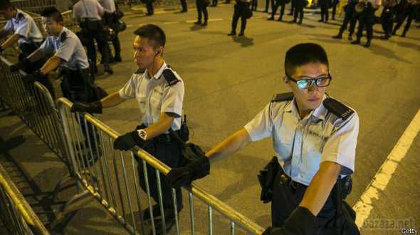 Глава Гонконгу відмовився піти у відставку. На центральній площі Гонконгу поліція готується до сутичок
