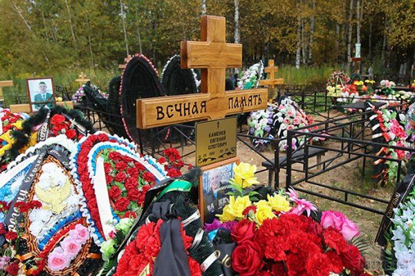 На кладовищі в Костромі знайшли свіжі могили десантників РФ, що "заблукали" у степах України. Російські журналісти знайшли в Костромі чотири свіжих могили російських десантників 331-го гвардійського полку ВДВ.