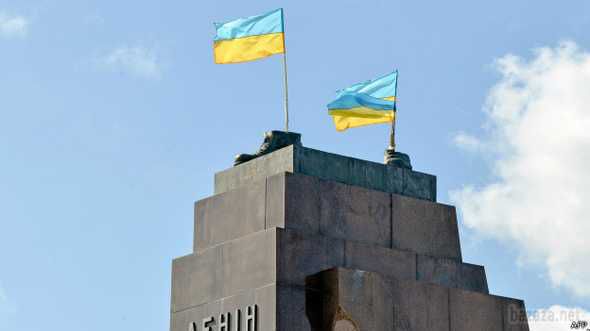 Ленін в Харкові: відлуння падіння. Харківський пам'ятник Леніну, який публічно скинули з п'єдесталу, не знає спокою.