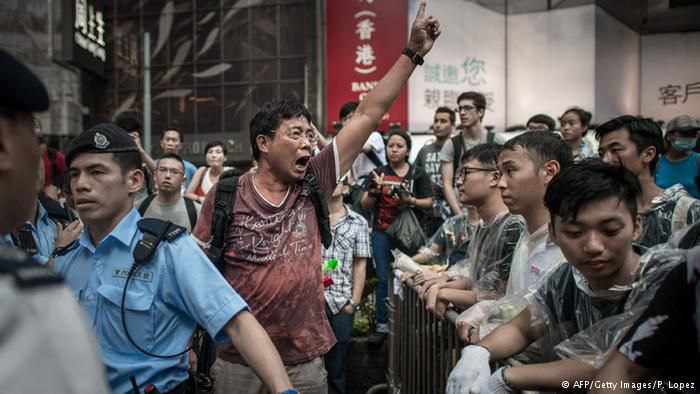 У Гонконгу з'явився свій "Антимайдан". Проти мирних демонстрацій у Гонконгу здійснялася хвиля антипротестів. Противники кажуть, що обурені паралізацією життя міста, а учасники антиурядових акцій звинувачують їх в умисних провокаціях.
