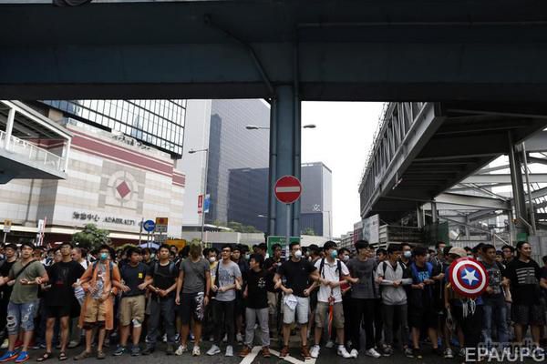 Поліція Гонконгу затримала 19 китайських «титушек». Поліція Гонконгу повідомила 4 жовтня про затримання 19 осіб, які брали участь у бійках і сутичках з демонстрантами.