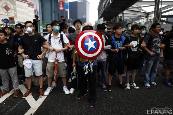 Поліція Гонконгу затримала 19 китайських «титушек». Поліція Гонконгу повідомила 4 жовтня про затримання 19 осіб, які брали участь у бійках і сутичках з демонстрантами.