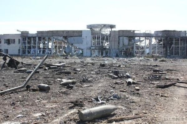 У донецькому аеропорту провели ротацію сил АТО і завезли багато зброї. Про це на своїй сторінці в Facebook повідомив радник міністра оборони України Олександр Данилюк.