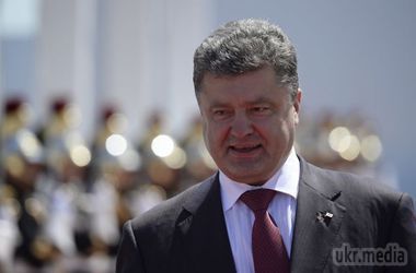 Порошенко пообіцяв мобілізувати весь світ на підтримку України. Під час поїздки в Житомирську область Президент Петро Порошенко відвідав Житомирський бронетанковий завод, який готується відзначити сімдесят першому річницю з дня створення.