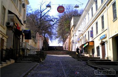 Секрети Польської вулиці в Одесі. Вулиця Польська, що переходить в однойменний спуск, одна з найстаріших вулиць Одеси. Вона починається від Єврейської і закінчується Митною площею.
