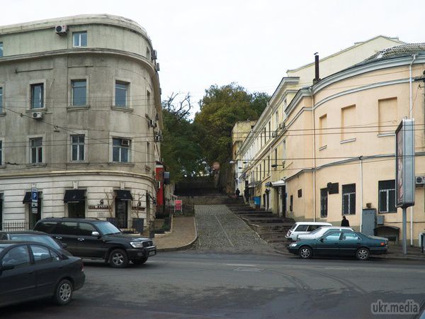 Секрети Польської вулиці в Одесі. Вулиця Польська, що переходить в однойменний спуск, одна з найстаріших вулиць Одеси. Вона починається від Єврейської і закінчується Митною площею.