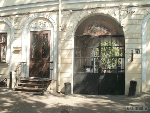 Секрети Польської вулиці в Одесі. Вулиця Польська, що переходить в однойменний спуск, одна з найстаріших вулиць Одеси. Вона починається від Єврейської і закінчується Митною площею.