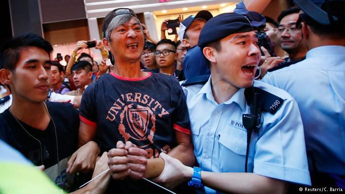 Влада Гонконгу висунула демонстрантам ультиматум. Ультиматум учасникам протестів висунула влада Гонконгу. Вона вимагає залишити заблоковані демонстрантами вулиці. Ніч на неділю пройшла спокійно.